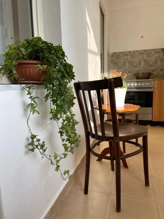 Leo’s apartment