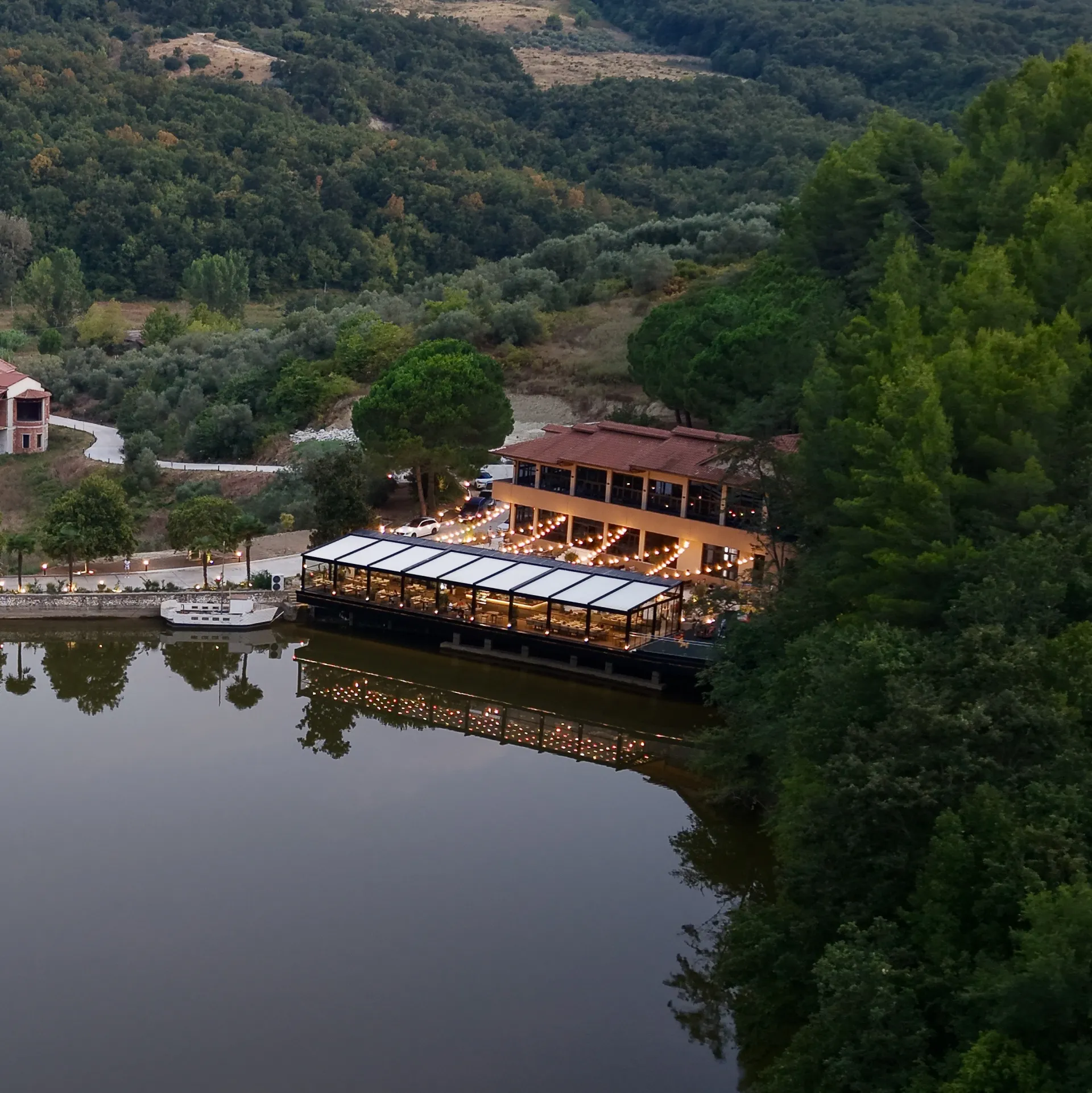 PAVILION Liqeni